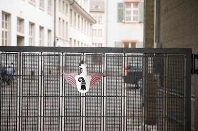 Basilia: Schild mit Basilsik bei der Feuerwehr Basel-Stadt
