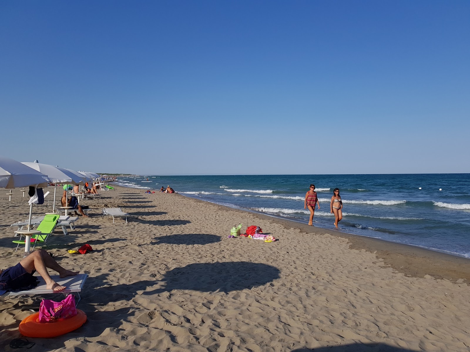 Lido di Scanzano beach'in fotoğrafı kahverengi kum yüzey ile