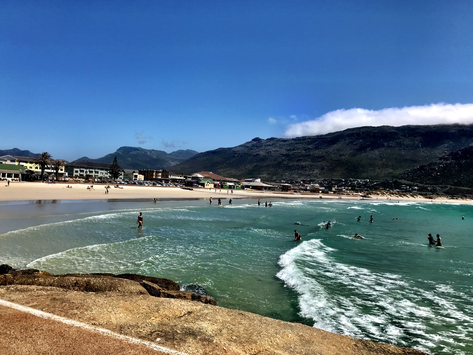 Foto de Fish Hoek beach y el asentamiento