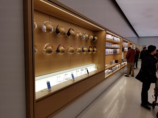 Computer Store «Apple Northbrook», reviews and photos, 1310 Northbrook Ct, Northbrook, IL 60062, USA