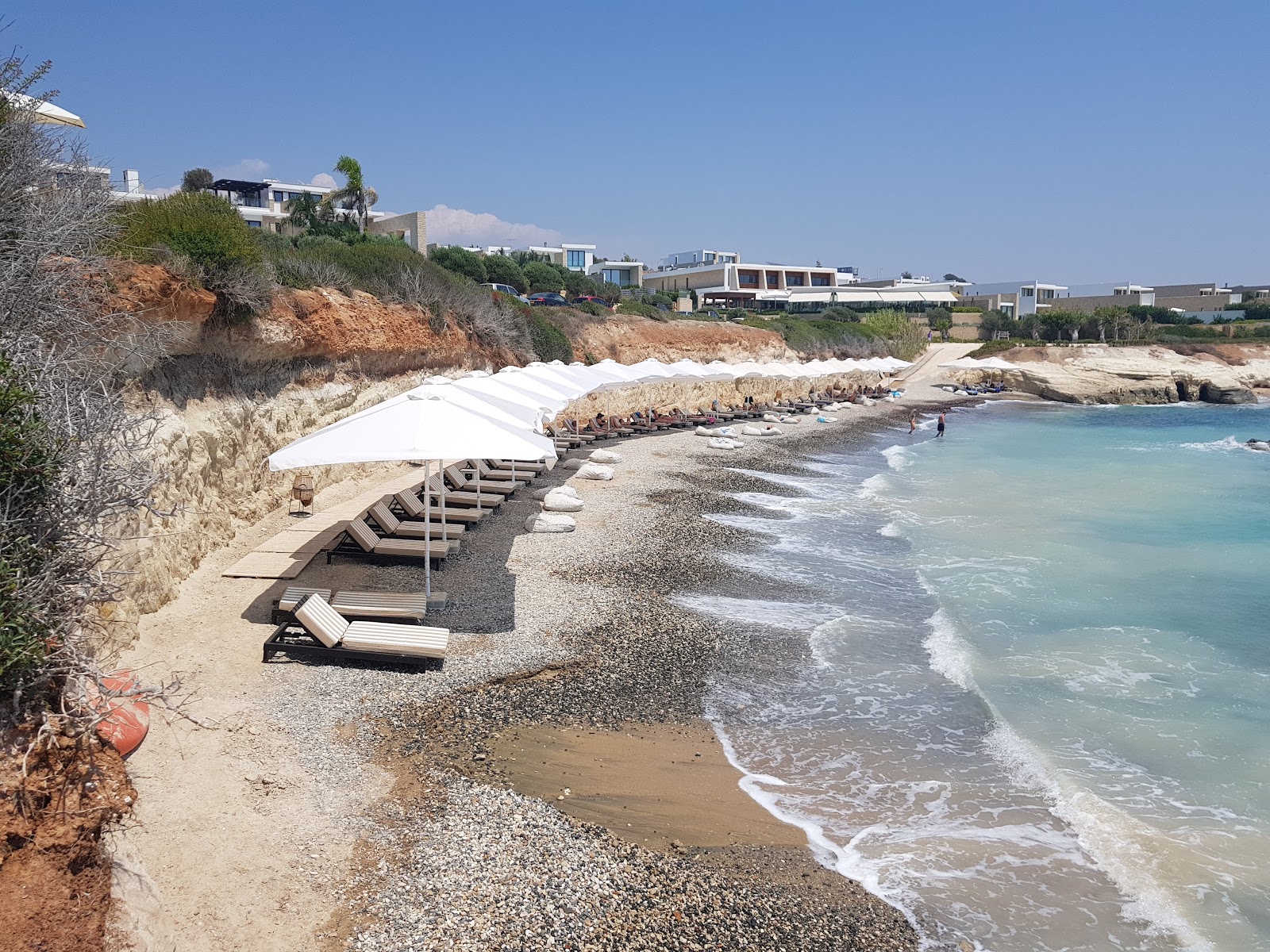 Foto de Kafizis Beach com areia cinza e seixos superfície