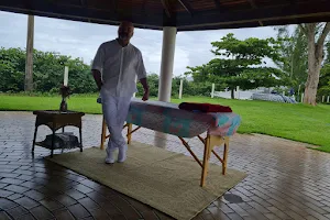 Massagens e Terapias Orientais em Florianópolis | Sea Soul | Hugo Mendez image