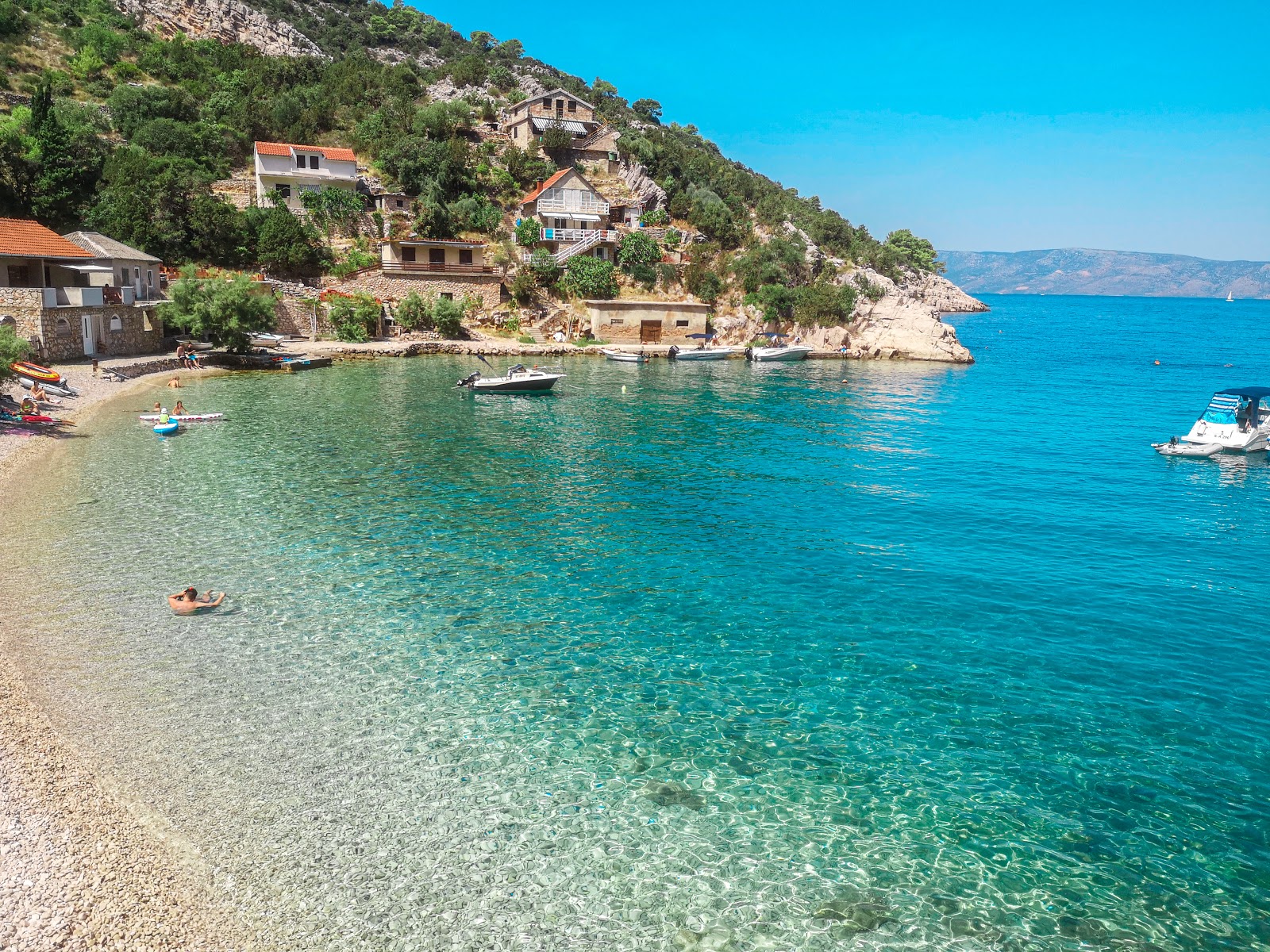 Φωτογραφία του Mala Stiniva beach με μικρά μπεζ βότσαλα επιφάνεια