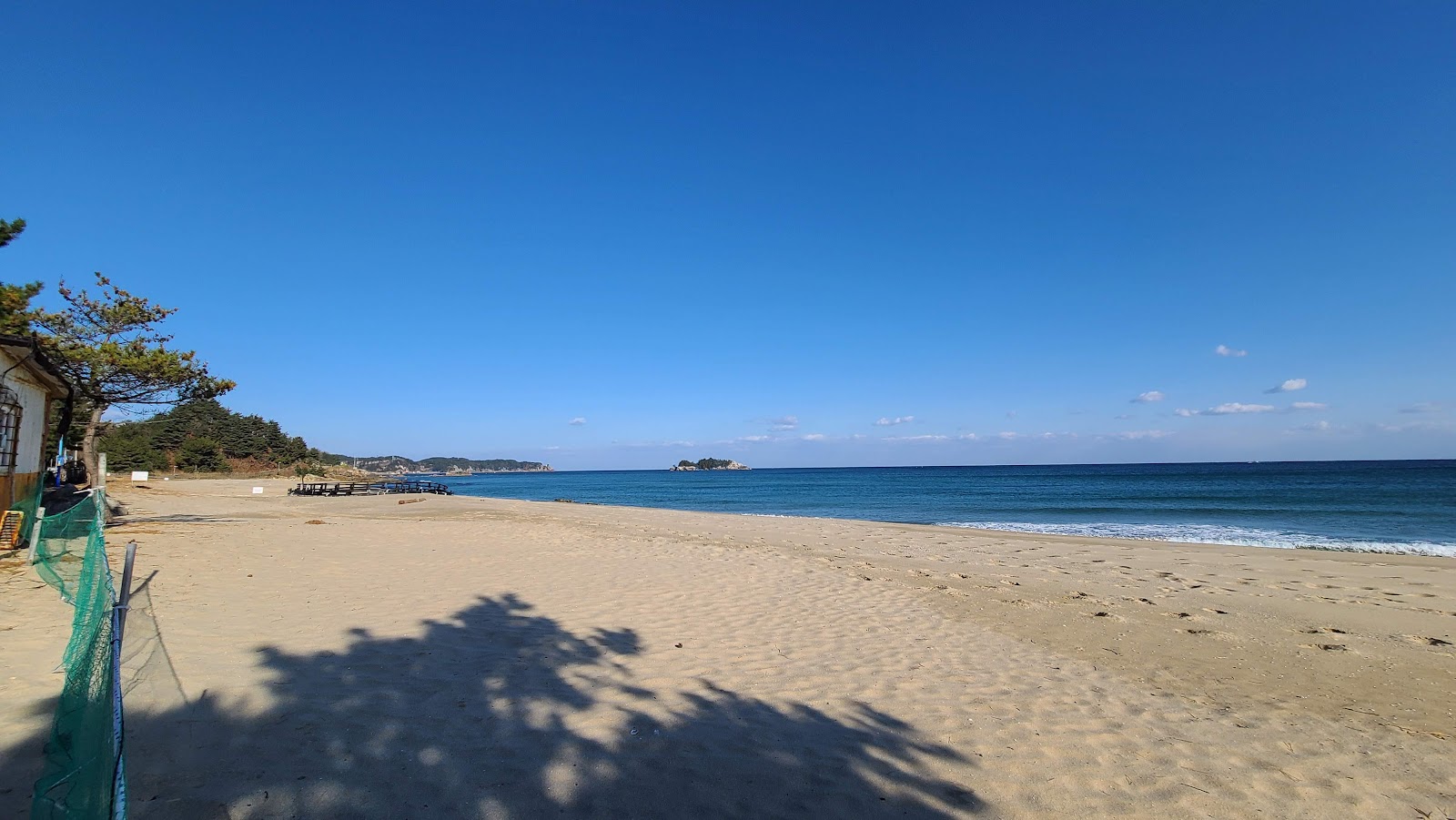 Jangyo Beach的照片 带有明亮的沙子表面