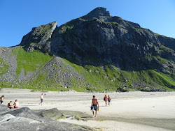 Zdjęcie Plaża Kvalvika położony w naturalnym obszarze