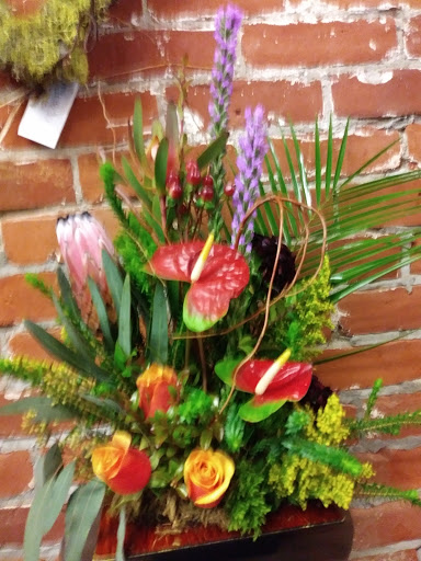 Florist «K & M Floral & Interior Plant Designs», reviews and photos, 537 Main St, Woodland, CA 95695, USA