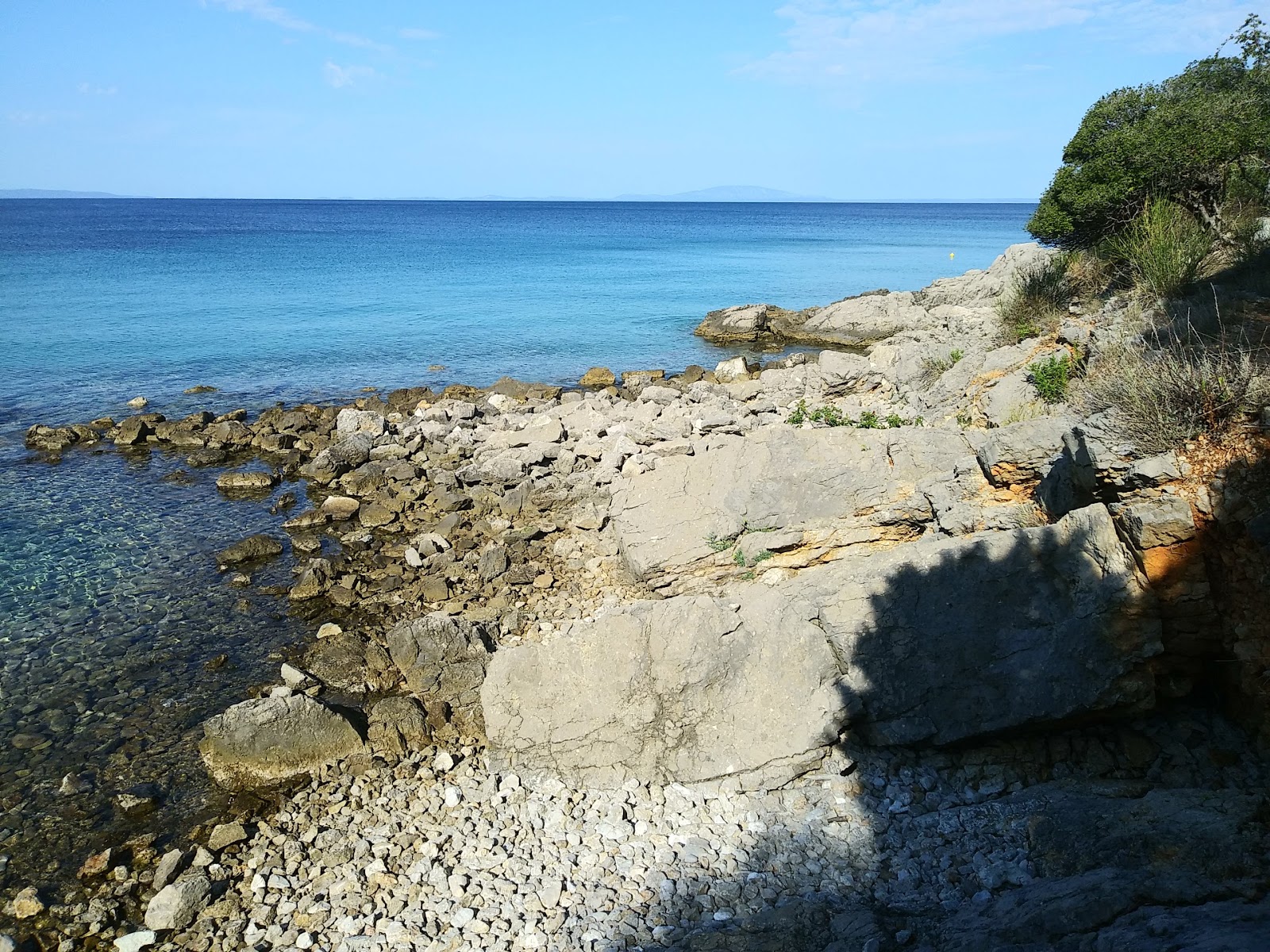 Drazica beach 2的照片 带有碧绿色纯水表面