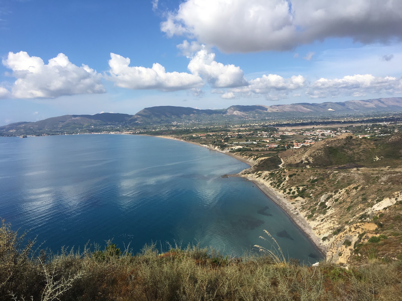 Photo de Katsika Beach avec un rivage spacieux