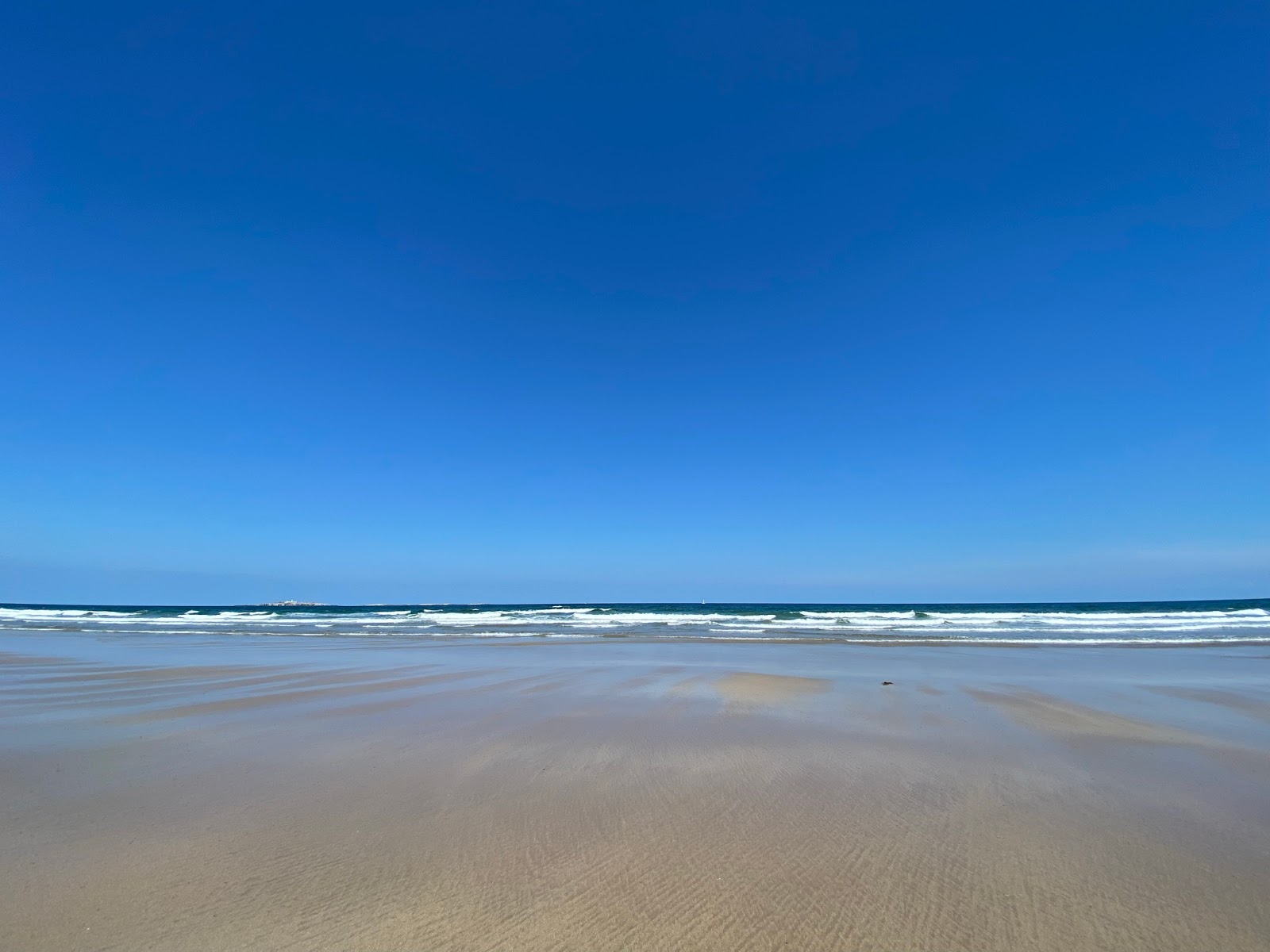 Foto van North Sunderland beach met turquoise puur water oppervlakte