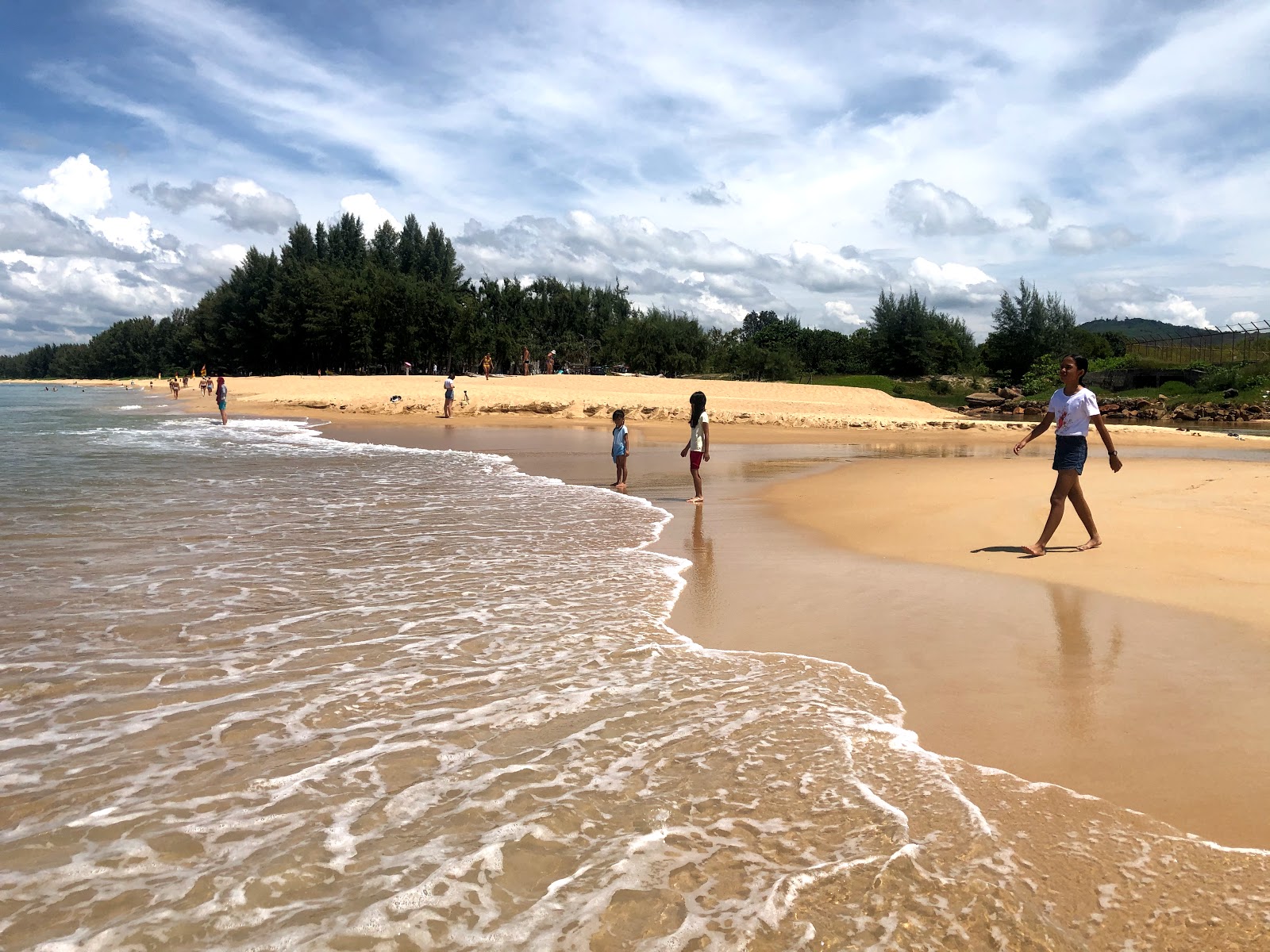 Foto von Mai Khao Beach - Airport und die siedlung