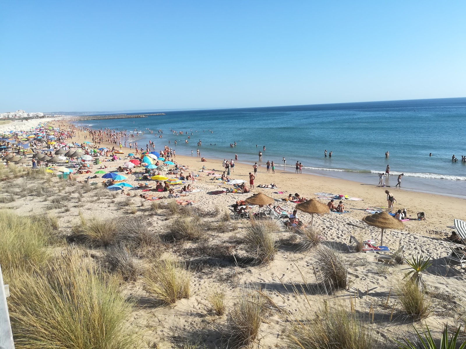 Foto van Praia de Sao Joao met wit fijn zand oppervlakte