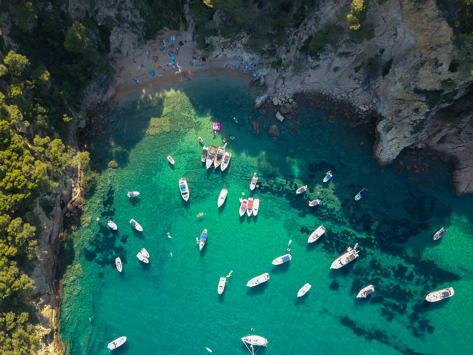 Foto van Cala Futadera met turquoise puur water oppervlakte