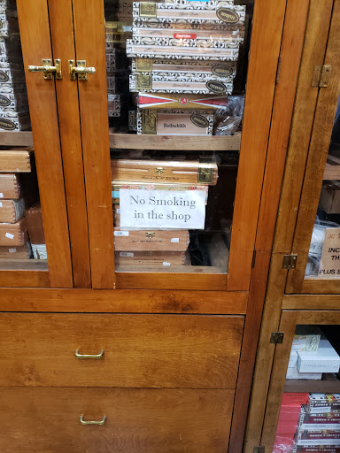 Cigar Shop «HUBBARD & STATE CIGAR SHOP», reviews and photos, 6 W Hubbard St, Chicago, IL 60610, USA