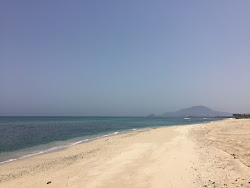 Photo de Zubara Beach avec rivage droit, long