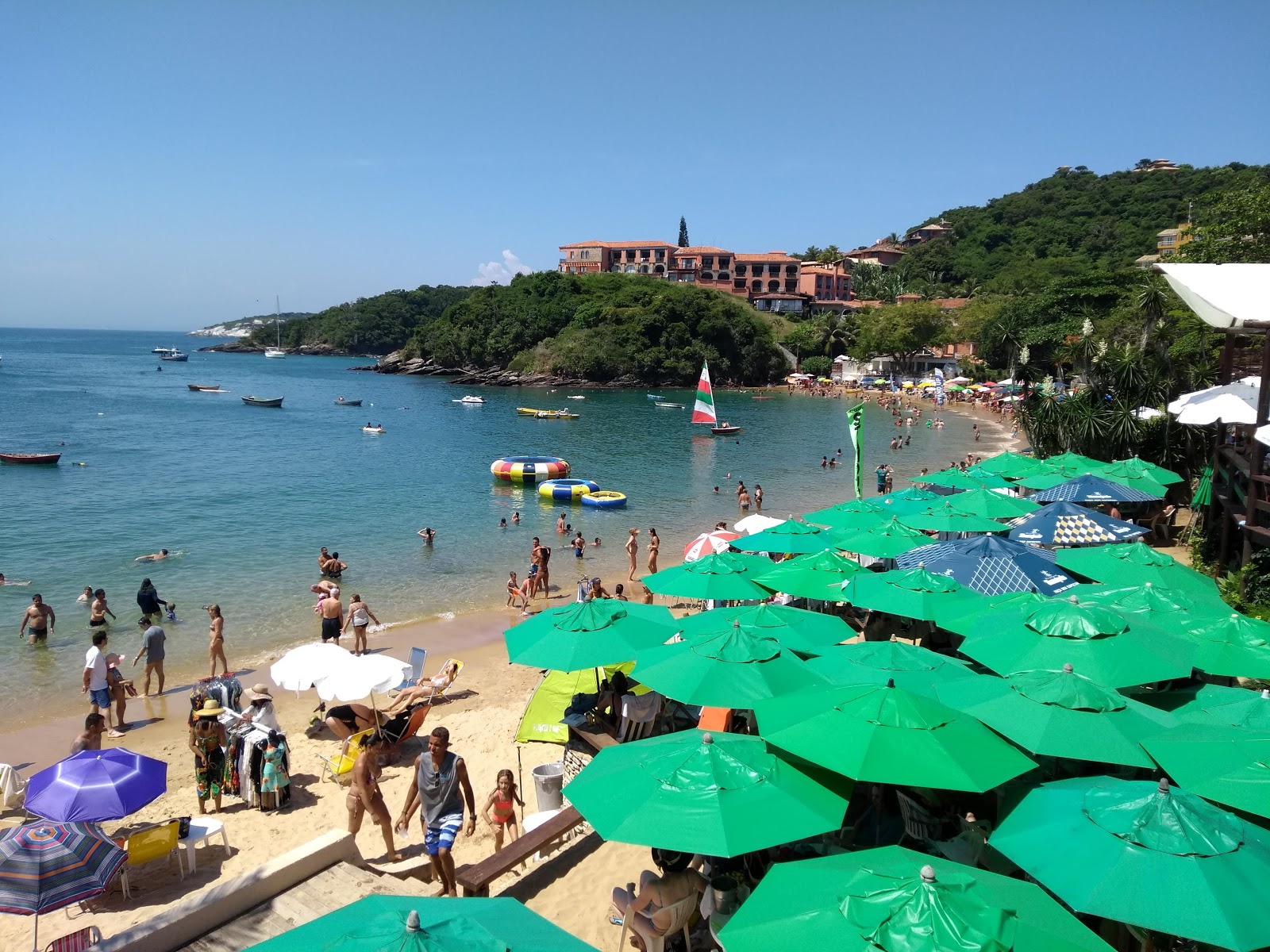 Fotografie cu Praia João Fernandinho cu nivelul de curățenie înalt