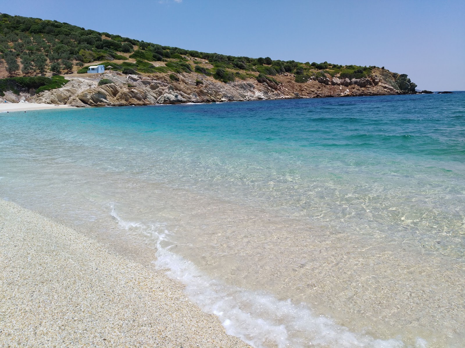 Fotografie cu Cheromylos beach sprijinit de stânci