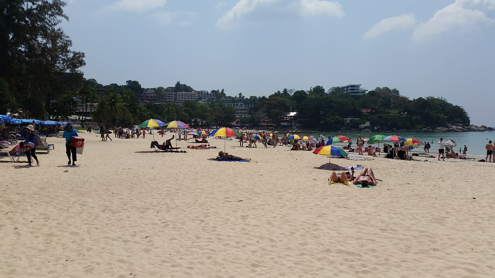 Fotografie cu Plaja Kata - locul popular printre cunoscătorii de relaxare