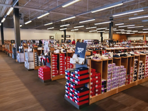 Shoe Store «DSW Designer Shoe Warehouse», reviews and photos, 6971 Grand Ave, Gurnee, IL 60031, USA
