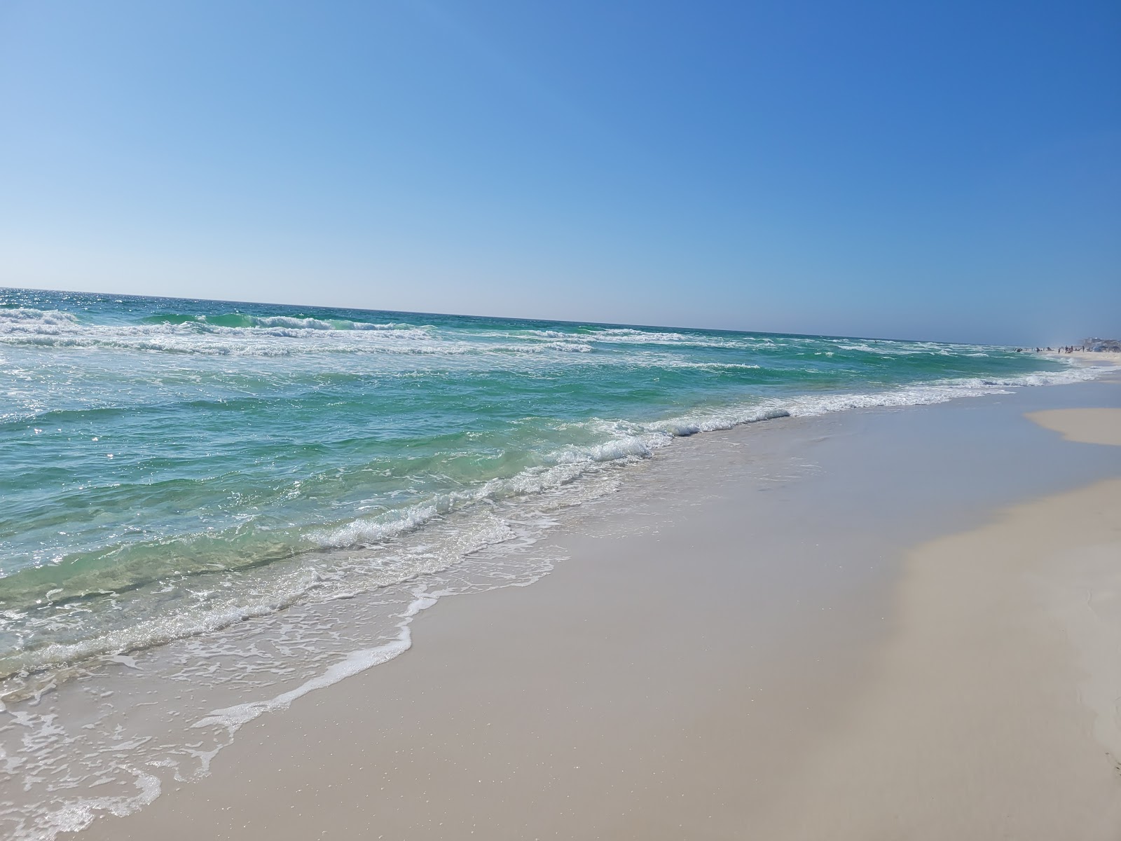 Fotografija Luna Beach z beli fini pesek površino
