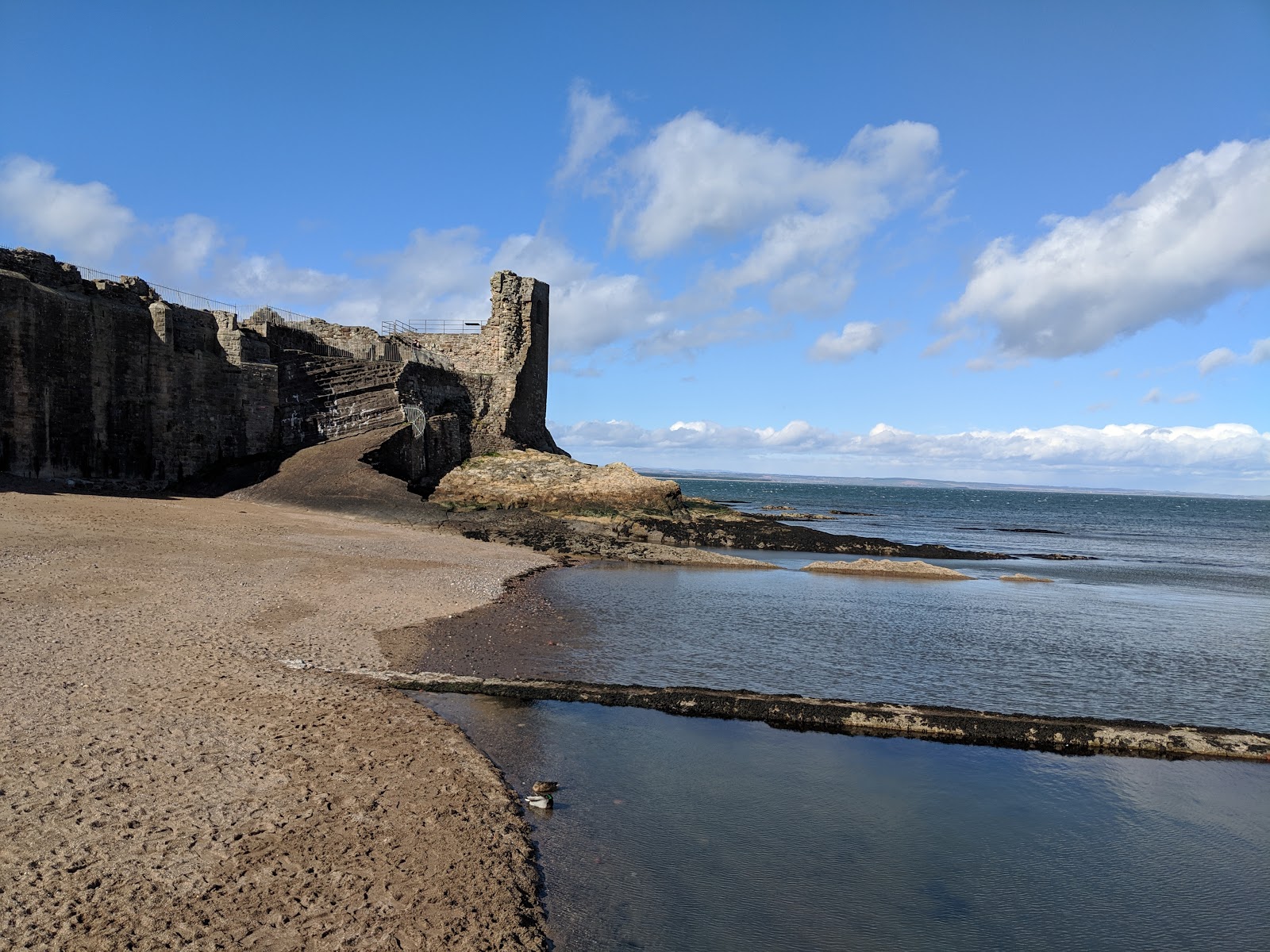 Foto van Castle Sands Beach met turquoise puur water oppervlakte