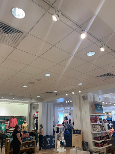 Clothing Store «American Eagle Outfitters», reviews and photos, 555 N Alafaya Trail, Orlando, FL 32828, USA