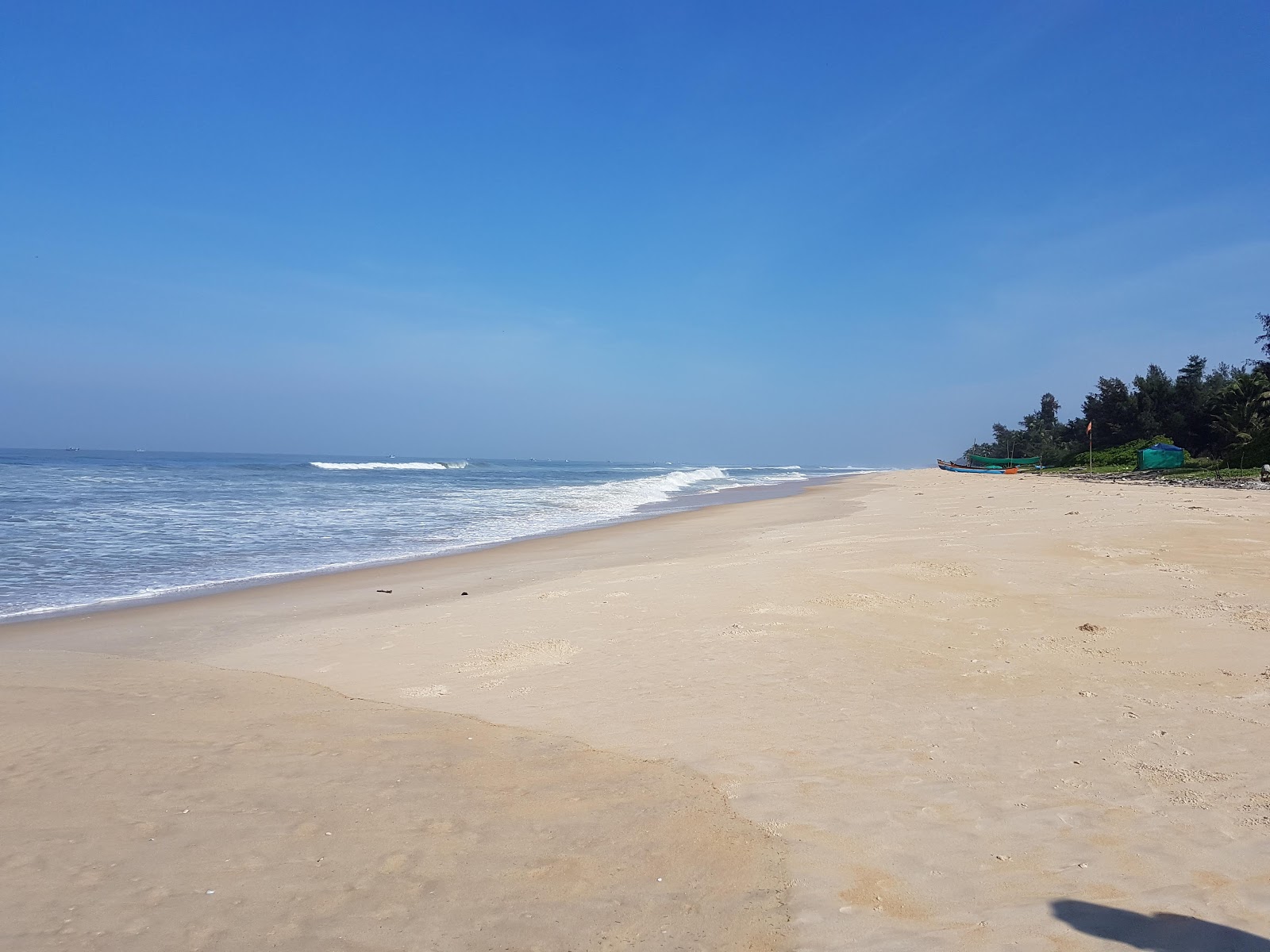 Foto van Kodi Beach met helder zand oppervlakte