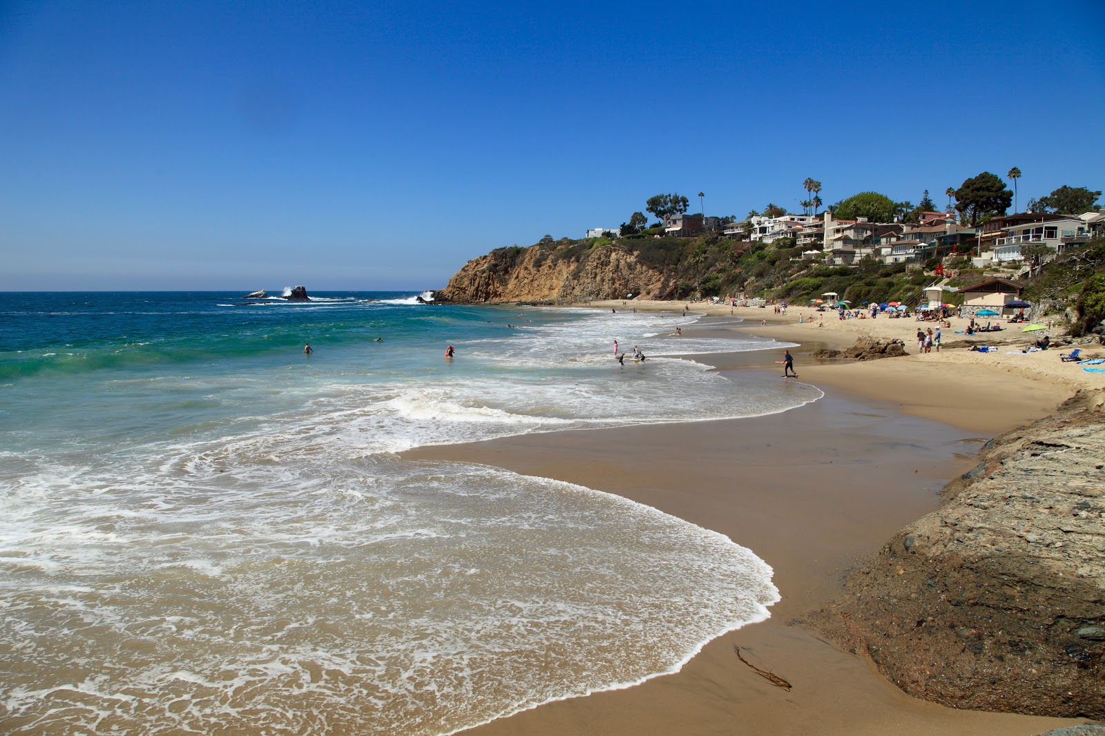 Photo de Crescent Bay Beach avec sable lumineux de surface