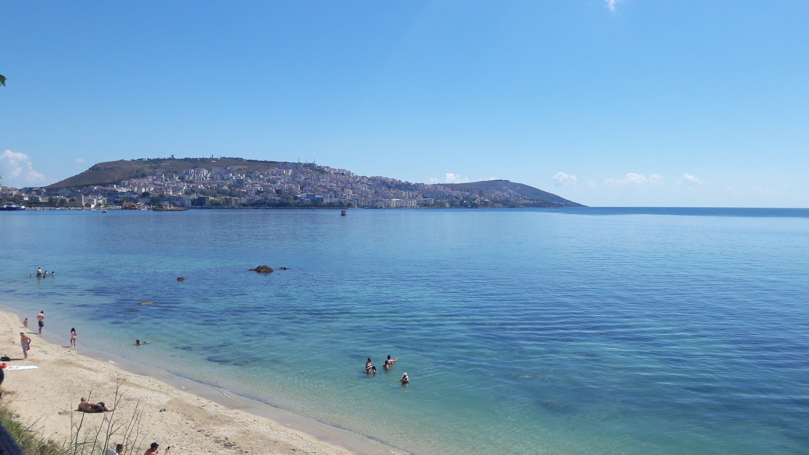 Cocuk Bahcesi Beach的照片 带有宽敞的海岸