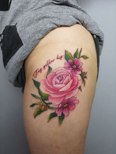 Queen Of Hearts Tattoo Budapest - Egyedi tetoválás, Női tetoválás, Dotwork
