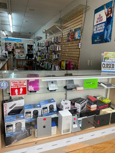Cell Phone Store «The Hookup Wireless», reviews and photos, Airline Dr #4, Houston, TX 77037, USA