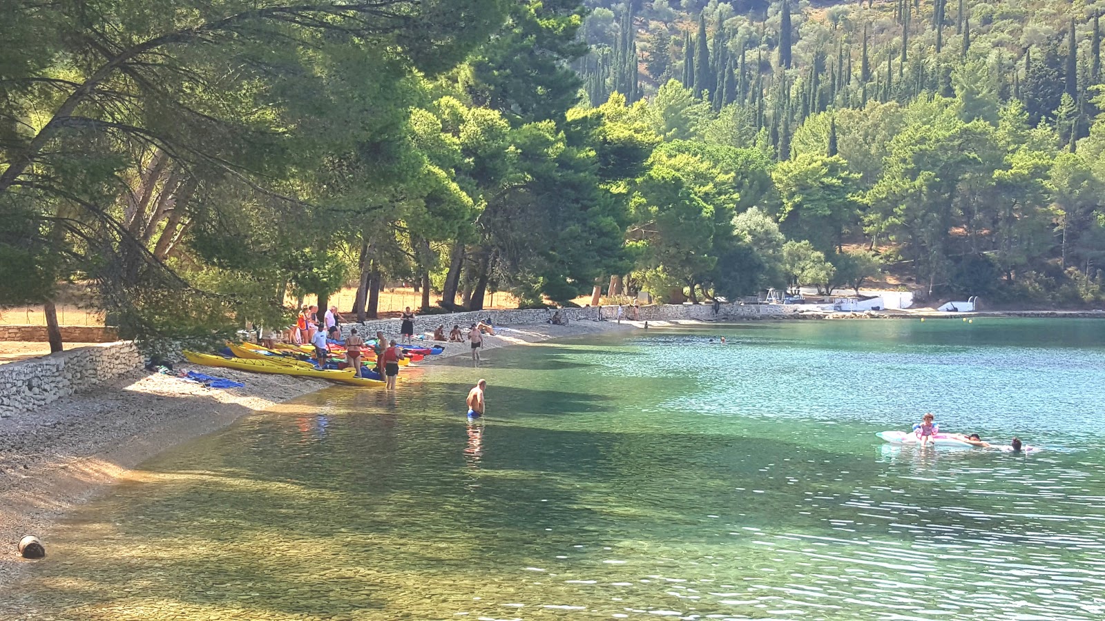Foto av Skinos beach omgiven av klippor