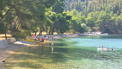 Fotografie cu Skinos beach sprijinit de stânci