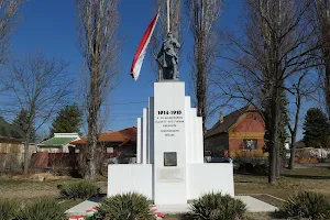 I. és II. Világháborús Hősök Emlékműve image