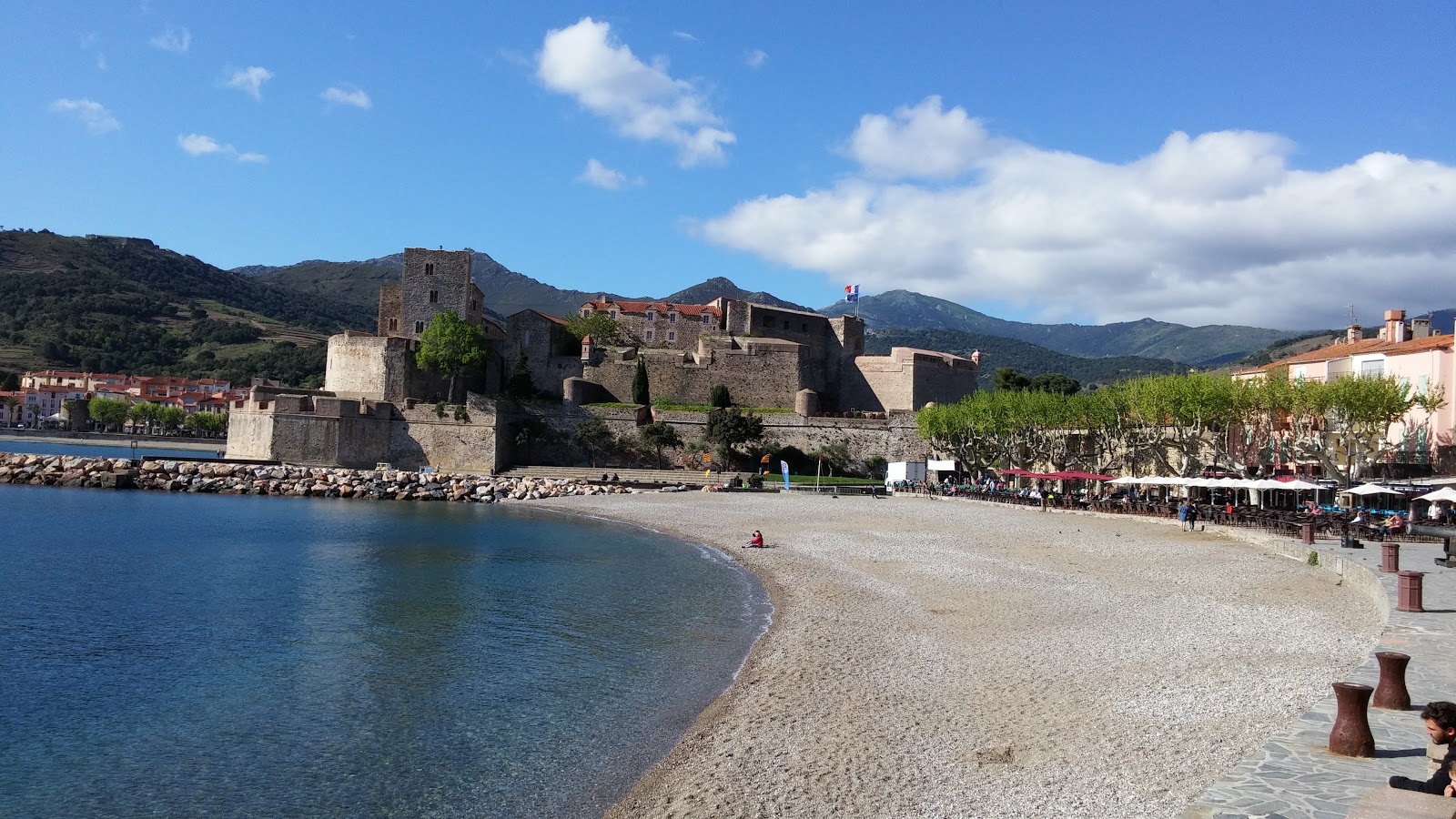 Valokuva Collioure Beachista. pinnalla kevyt hieno kivi:n kanssa