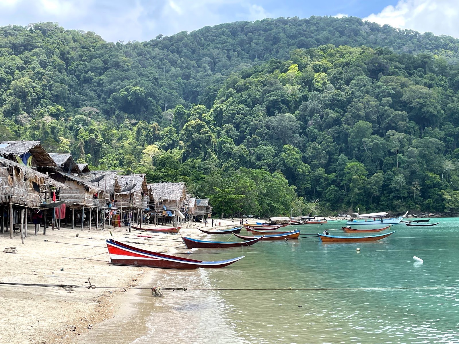 Moken community beach'in fotoğrafı turkuaz saf su yüzey ile