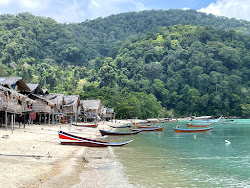 Photo de Moken community beach avec baie spacieuse