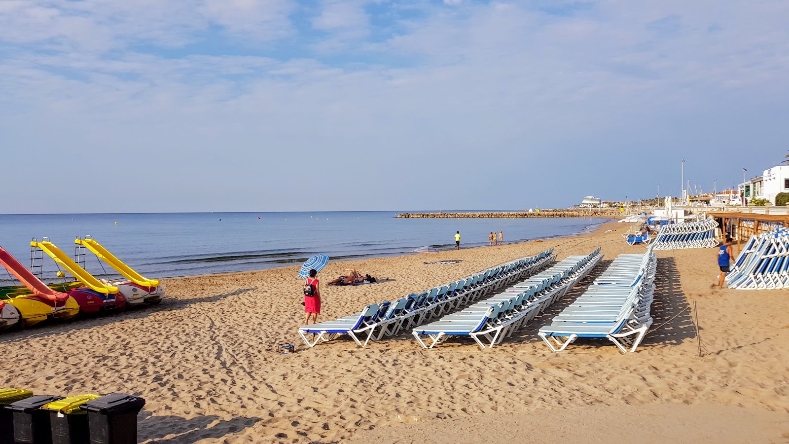 Photo de Playa de Sitges avec l'eau bleu-vert de surface