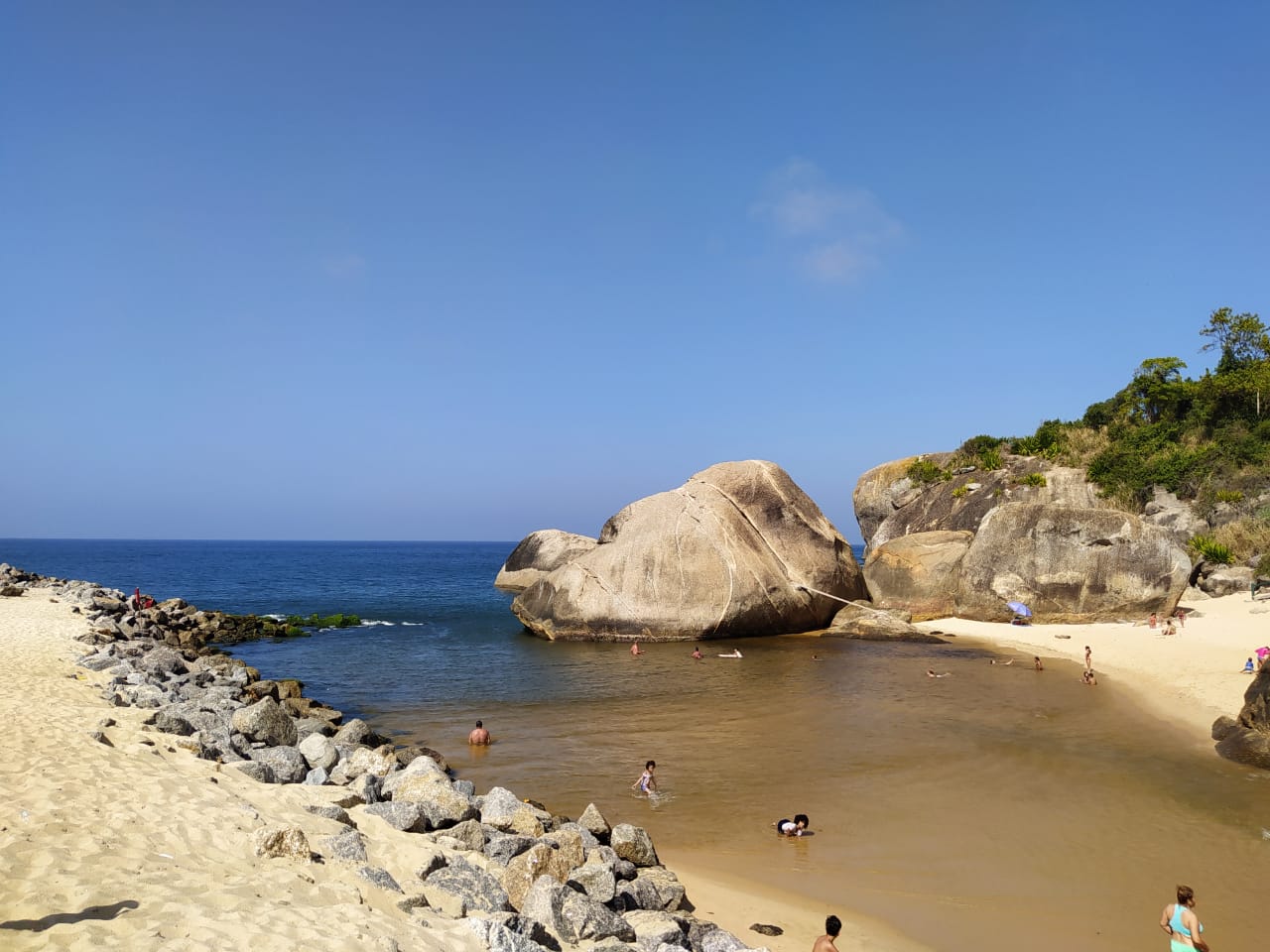 Praia de Itaipuacu'in fotoğrafı - rahatlamayı sevenler arasında popüler bir yer