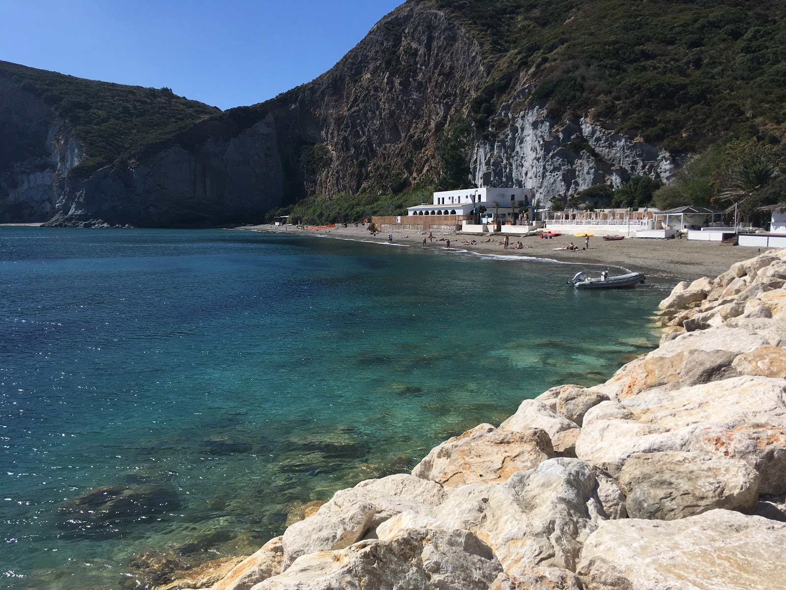 Frontone Beach'in fotoğrafı dağlarla çevrili