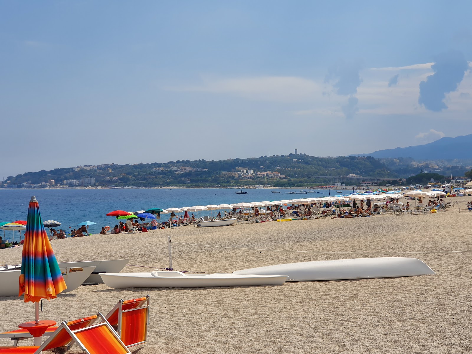 Foto de Praia de Montepaone Lido - lugar popular entre os apreciadores de relaxamento