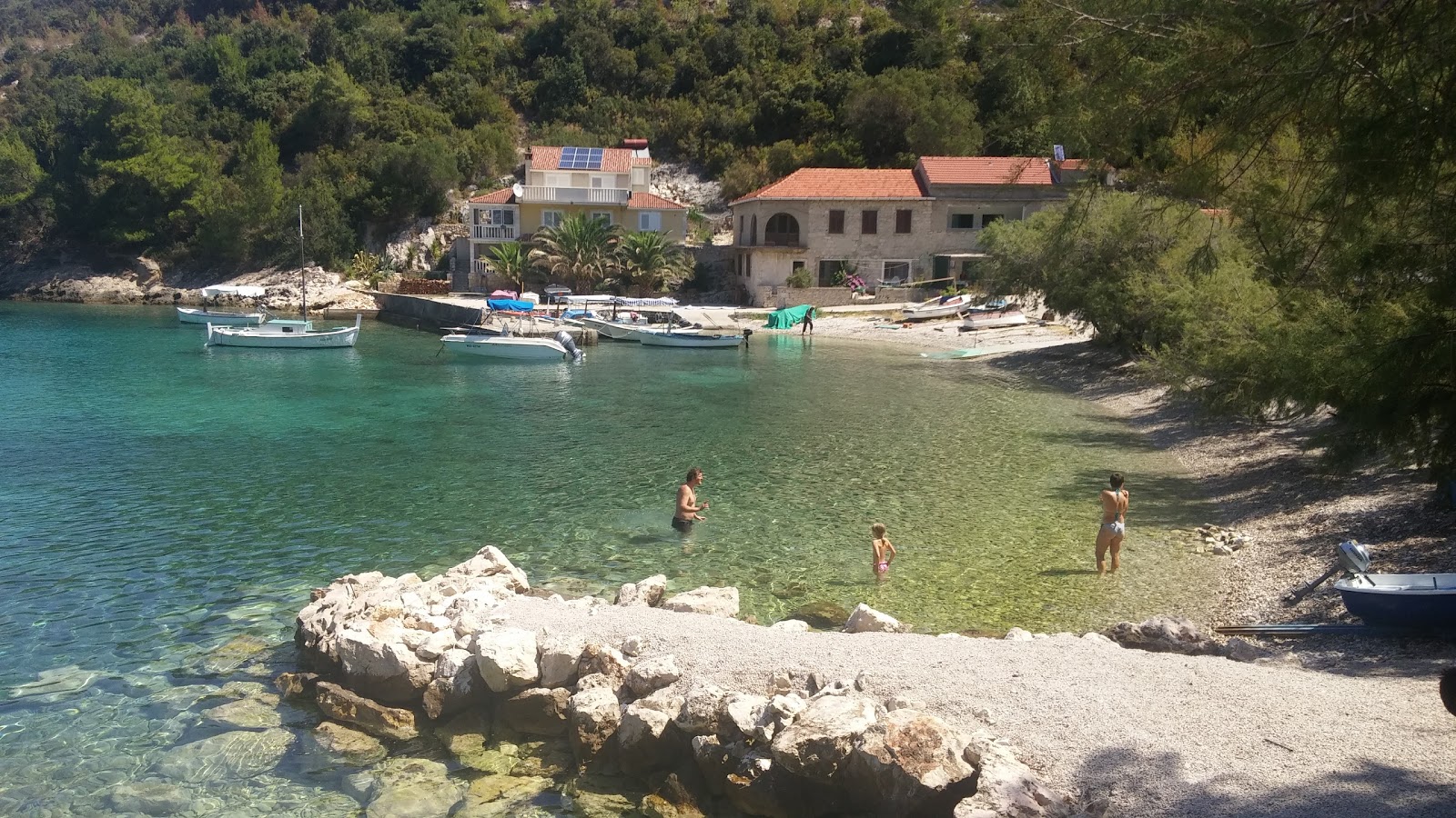 Zdjęcie Babina beach z powierzchnią utwardzona betonowa powierzchnia