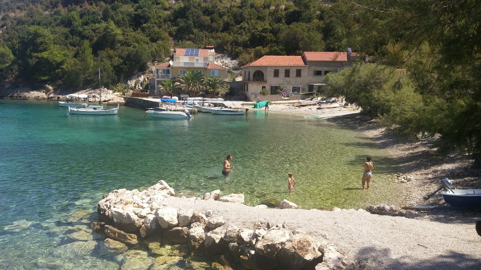 Foto di Babina beach con una superficie del ciottolo leggero