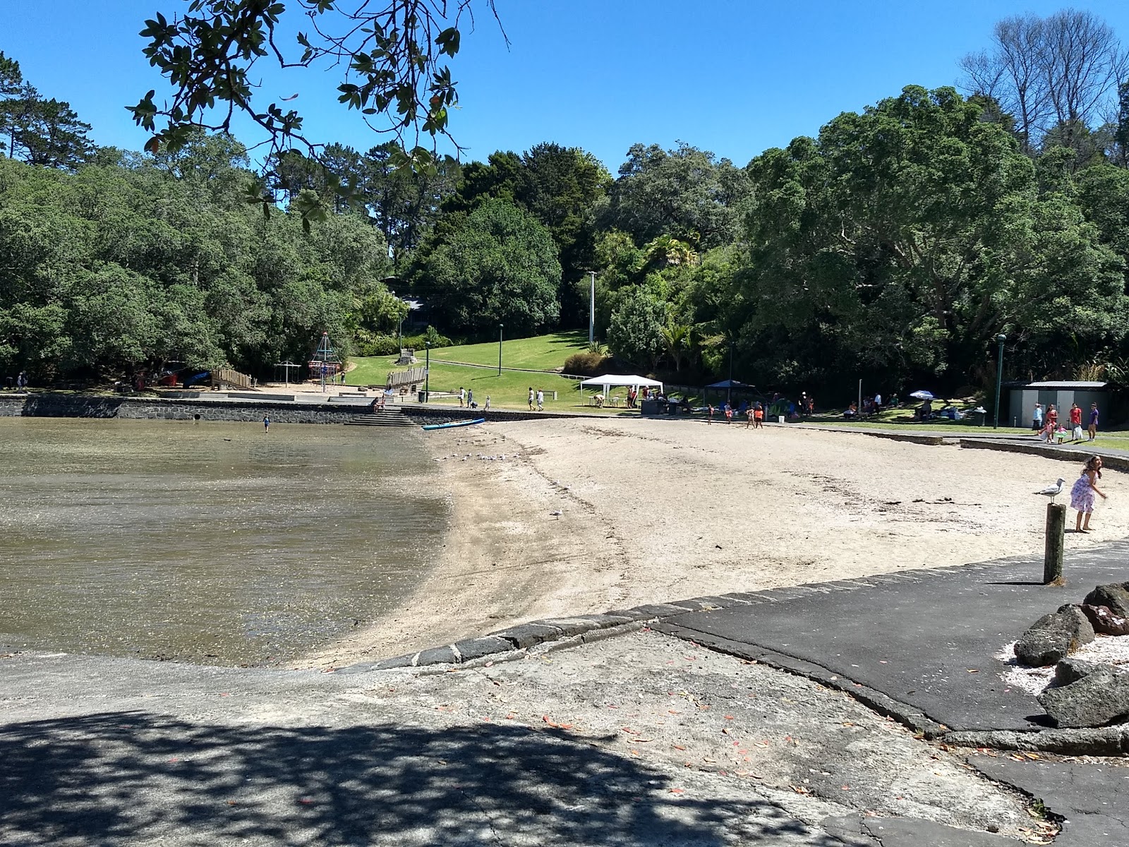 Foto van Blockhouse Bay met zand met kiezelstenen oppervlakte