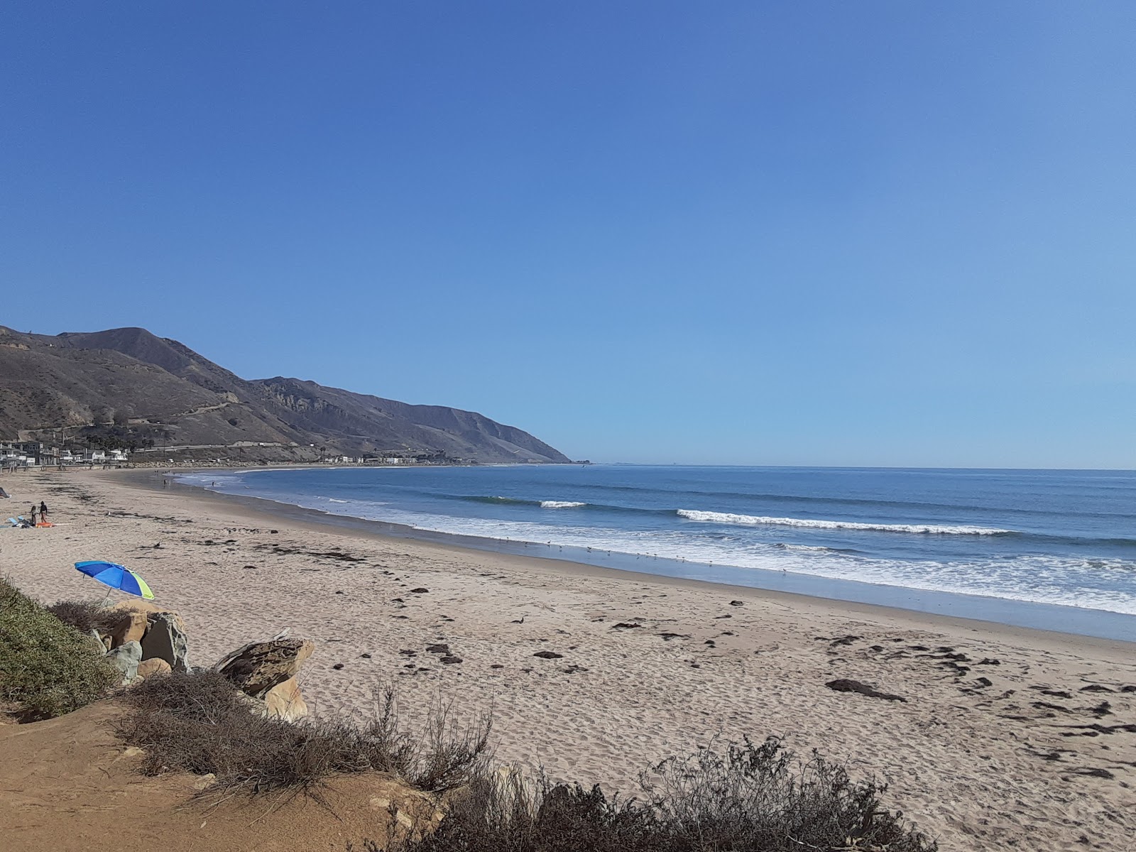 Mondos Beach'in fotoğrafı uçurumlarla desteklenmiş