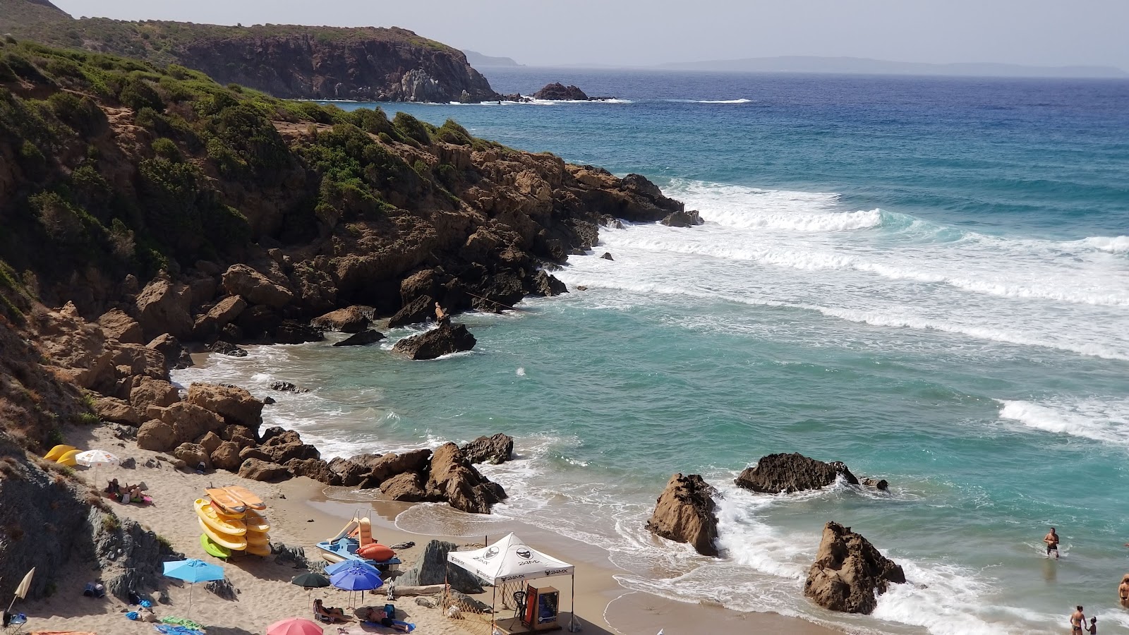 Fotografie cu Spiaggia di Porto Cauli zonă de stațiune de pe plajă