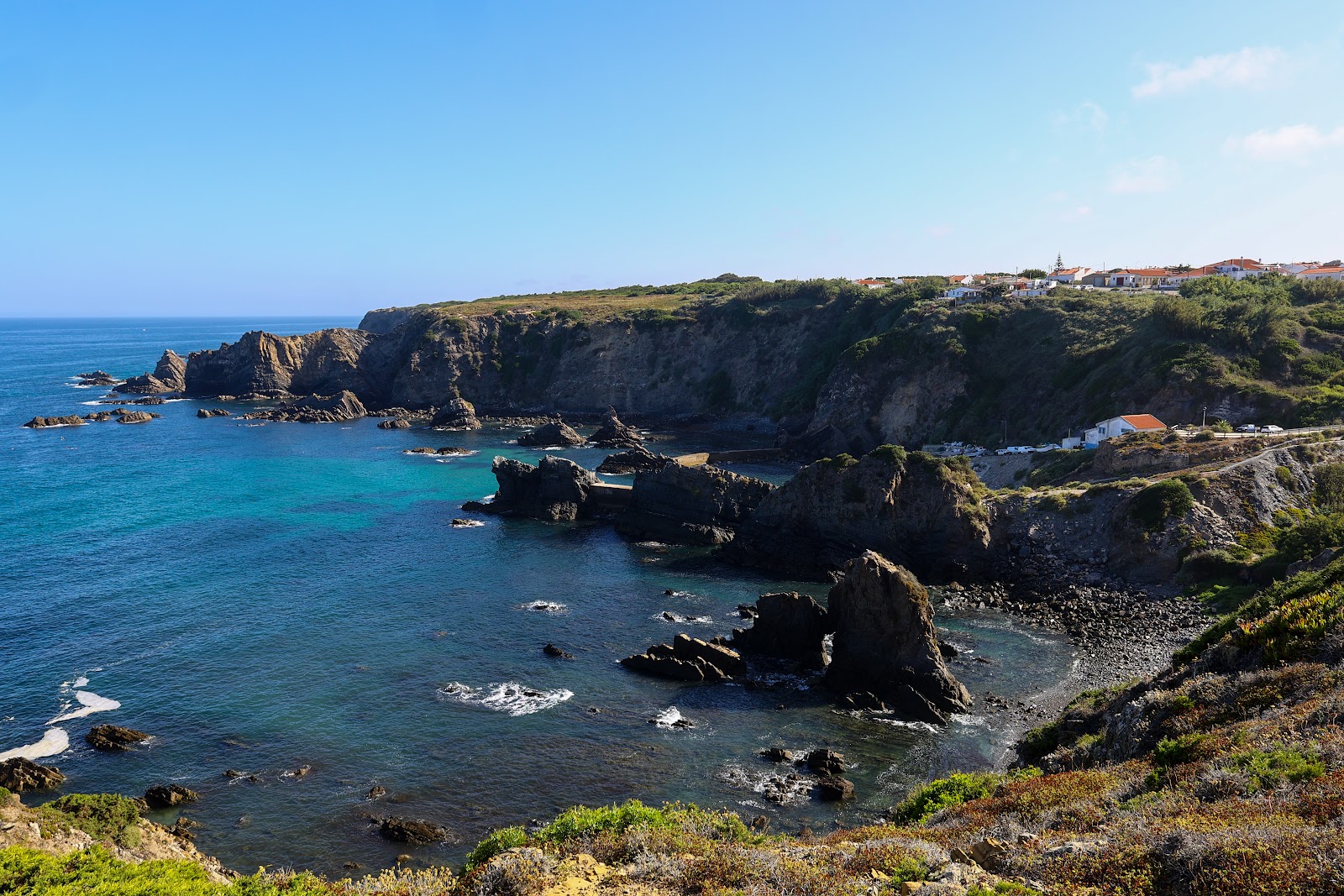 Praia da Azenha do Mar'in fotoğrafı dağlarla çevrili
