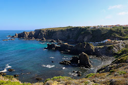 Praia da Azenha do Mar'in fotoğrafı dağlarla çevrili