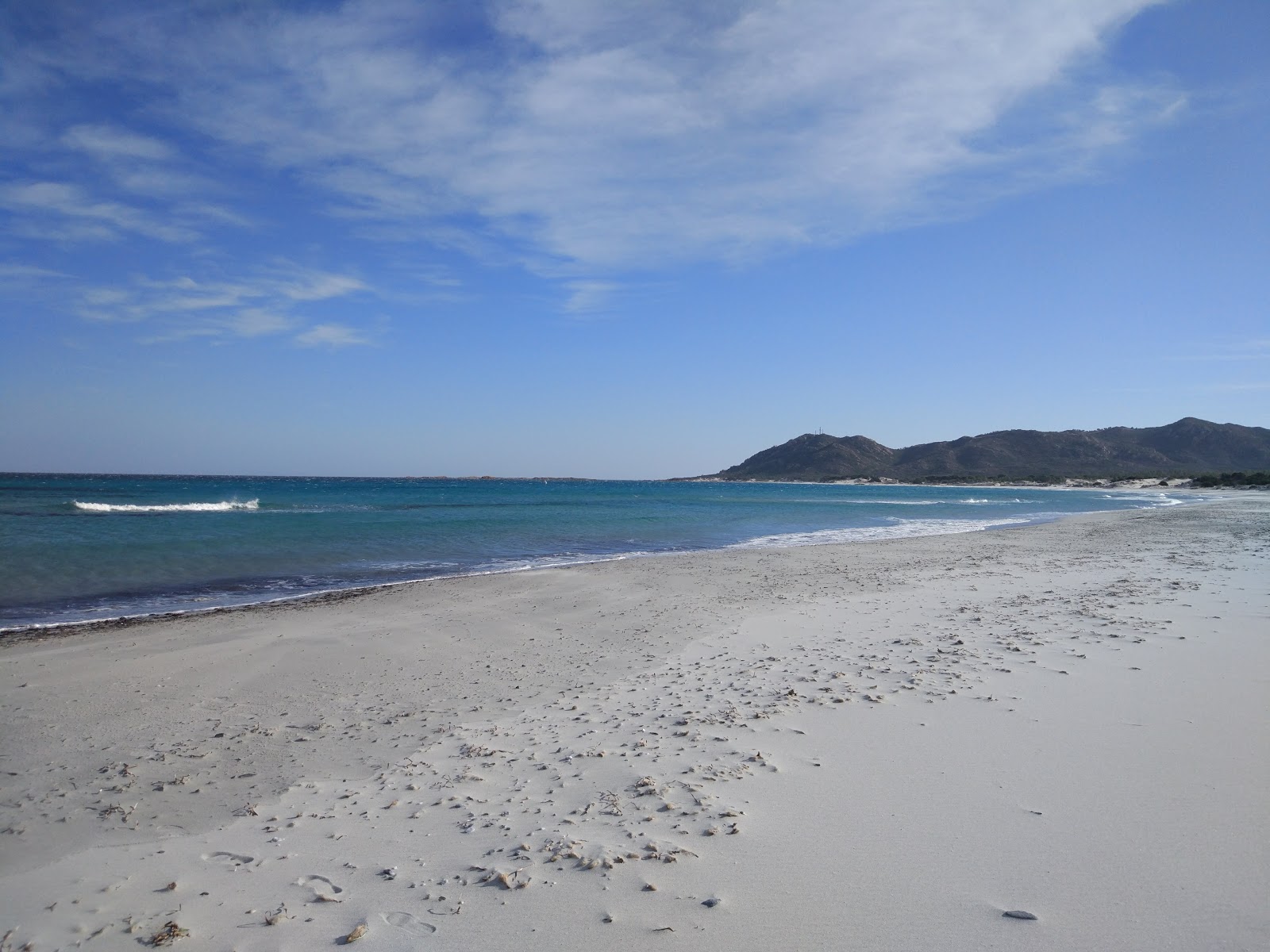 Capo Comino Plajı'in fotoğrafı geniş plaj ile birlikte