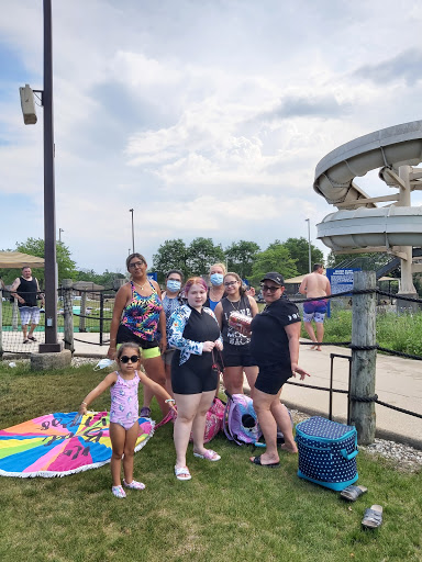 Water Park «Mystic Waters Family Aquatic Center», reviews and photos, 2025 Miner St, Des Plaines, IL 60016, USA