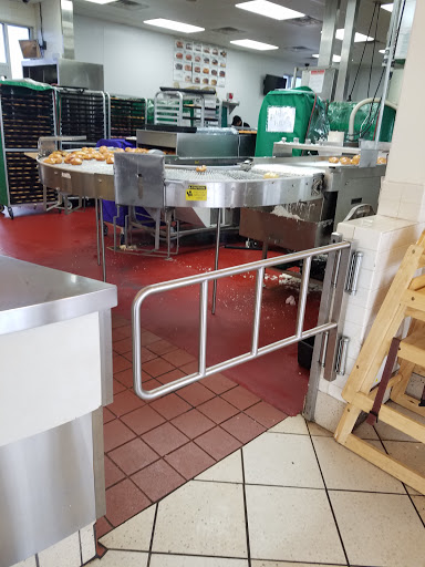 Bakery «Krispy Kreme Doughnuts», reviews and photos, 208 W 14 Mile Rd, Troy, MI 48083, USA